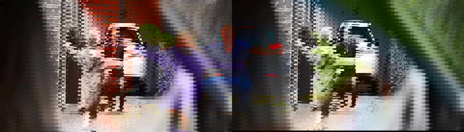 Mama zet kleuter af op wisseldag