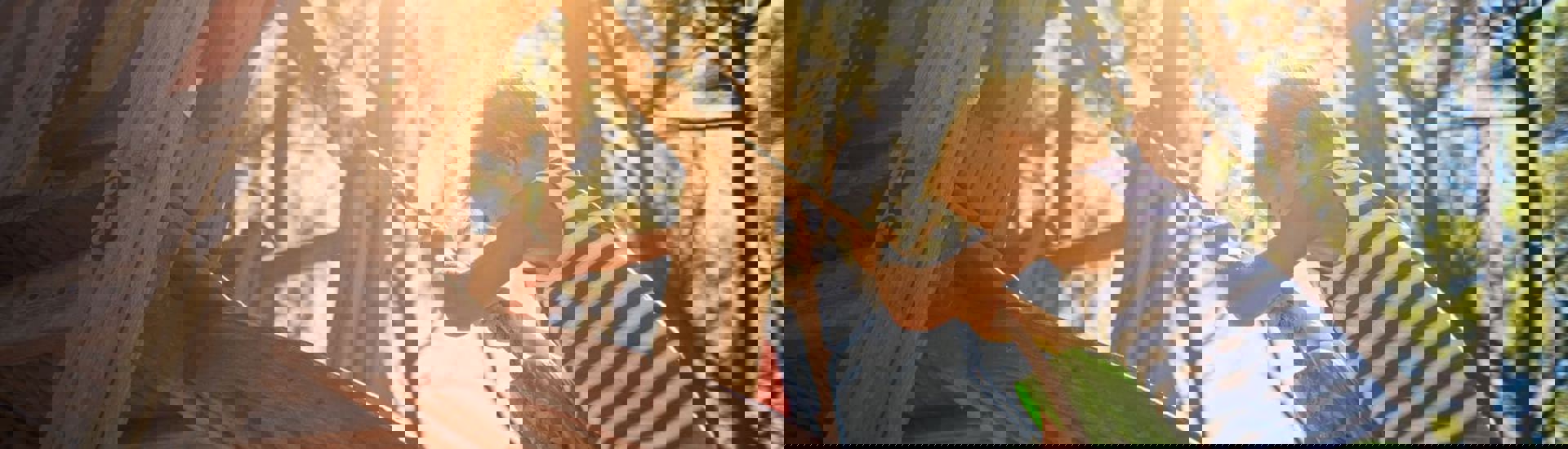 Buitenspeeldag: Kind klimt op speeltuintoestel