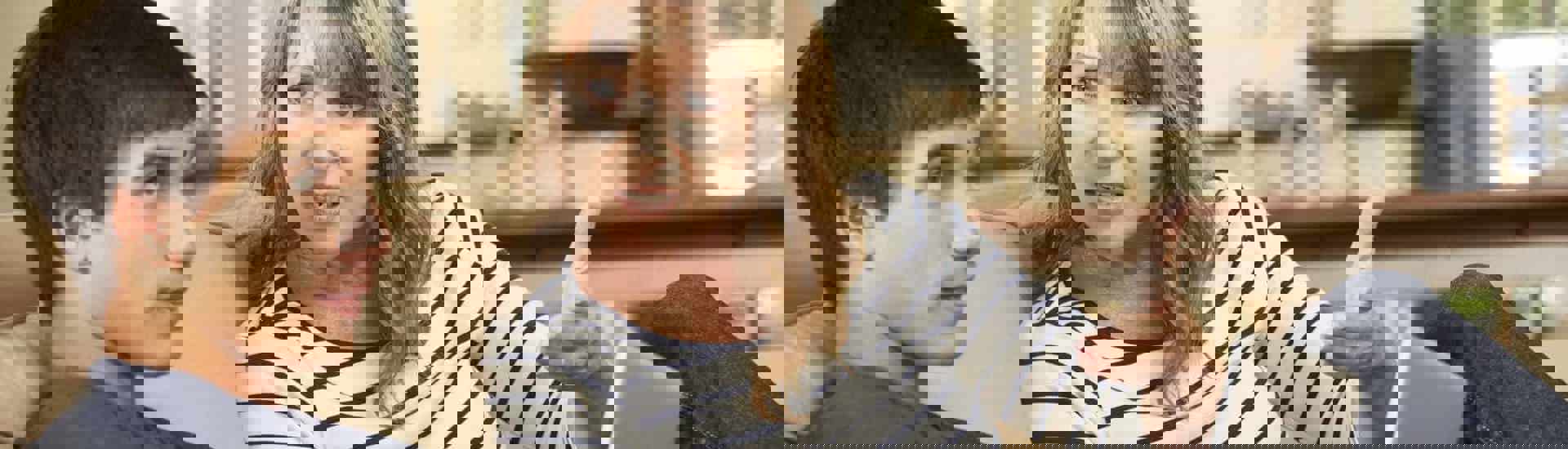 Mama praat met tienerzoon: grenzen stellen aan tieners