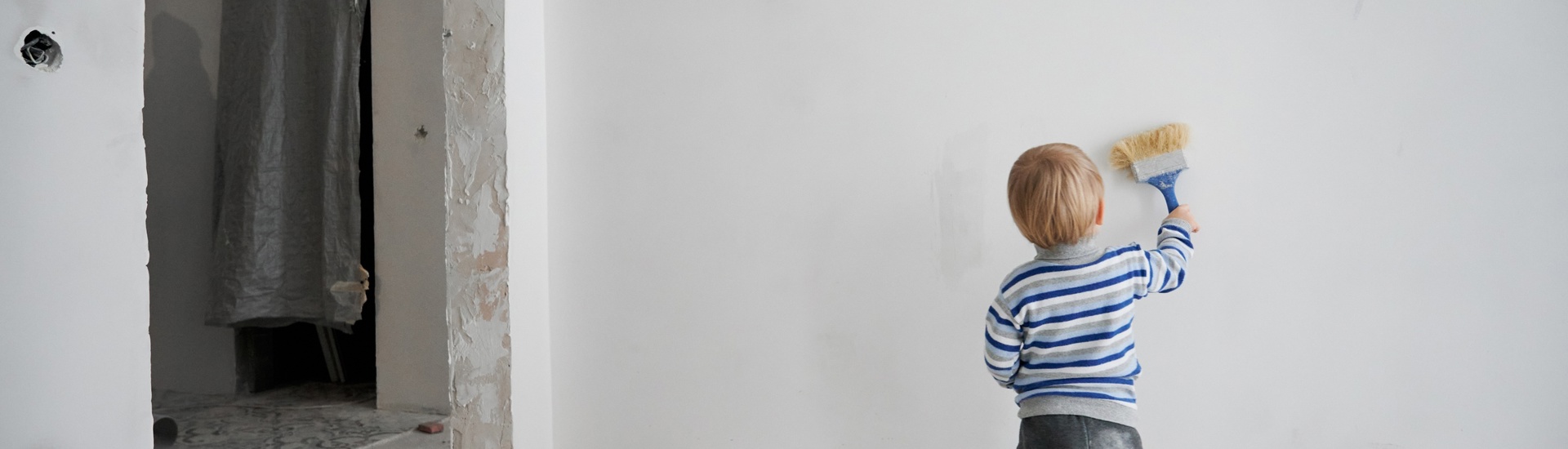 Kind met verfborstel: gezinsbarometer over energiezuinig wonen