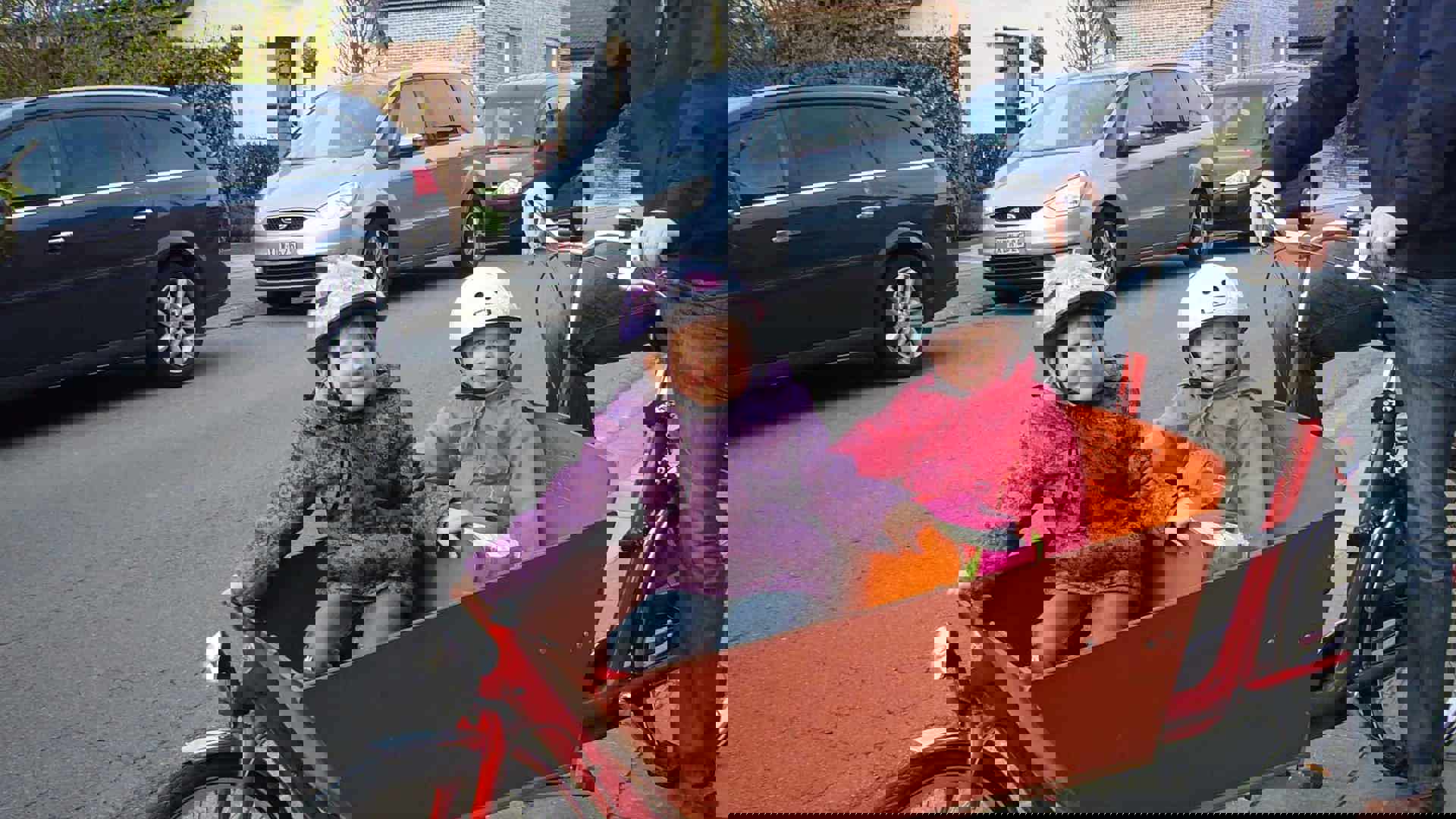 Vader vervoert kinderen met de bakfiets