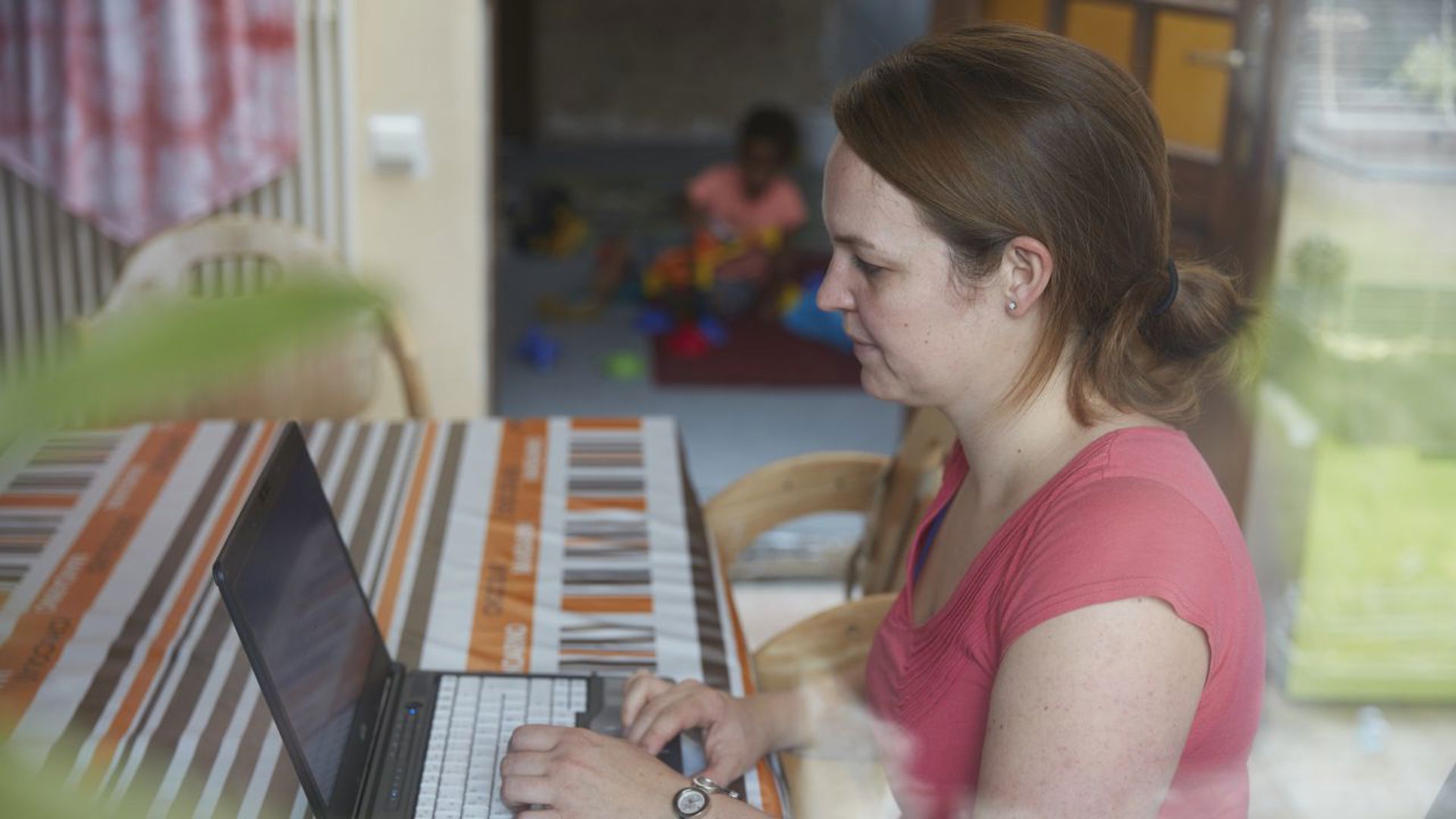 Mama zoekt advies op computer