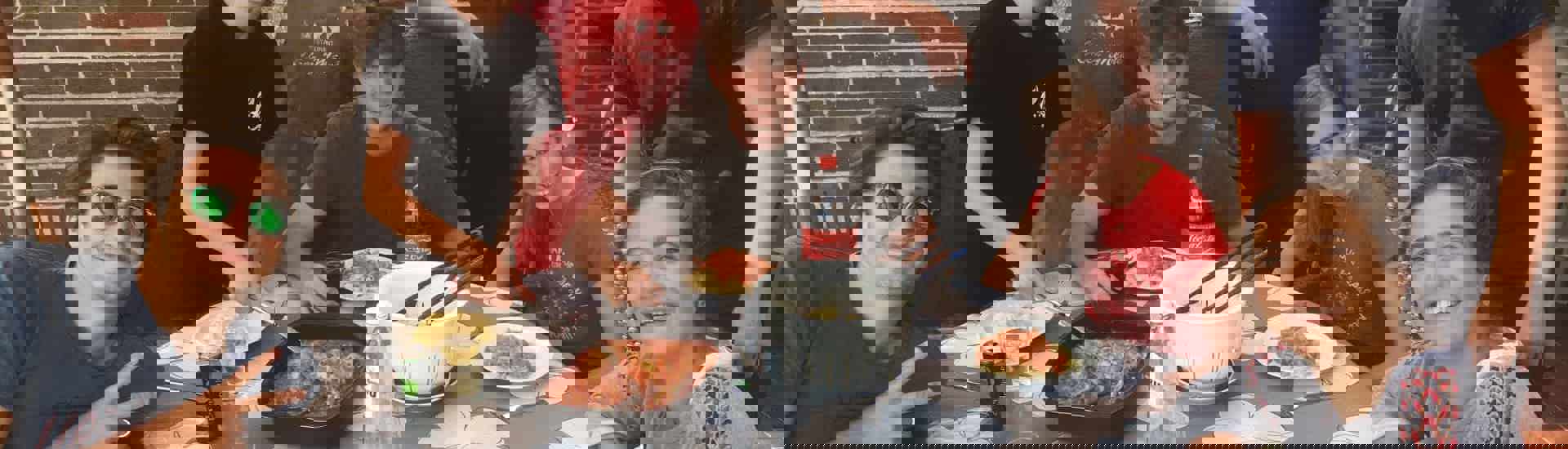 Familie geniet samen van een ovenschotel