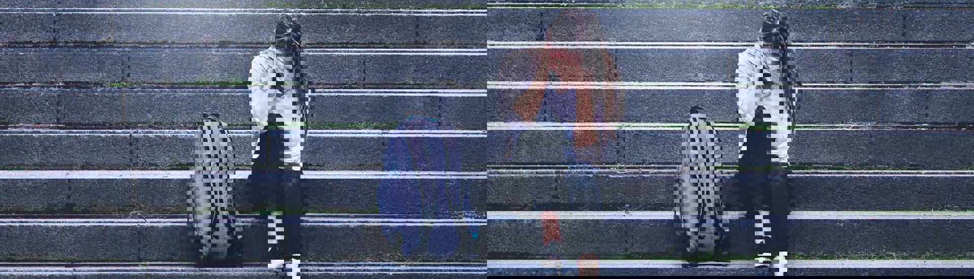 Gepeste tiener zit alleen op de trappen