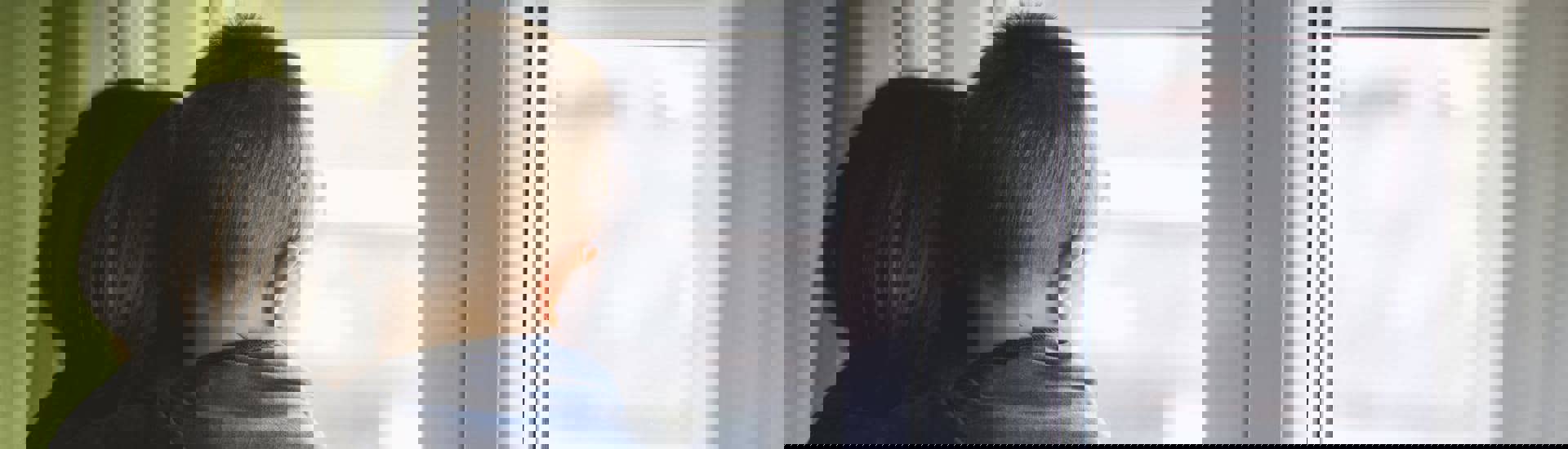 Mama helpt kleuter omgaan met het verlies van een baby