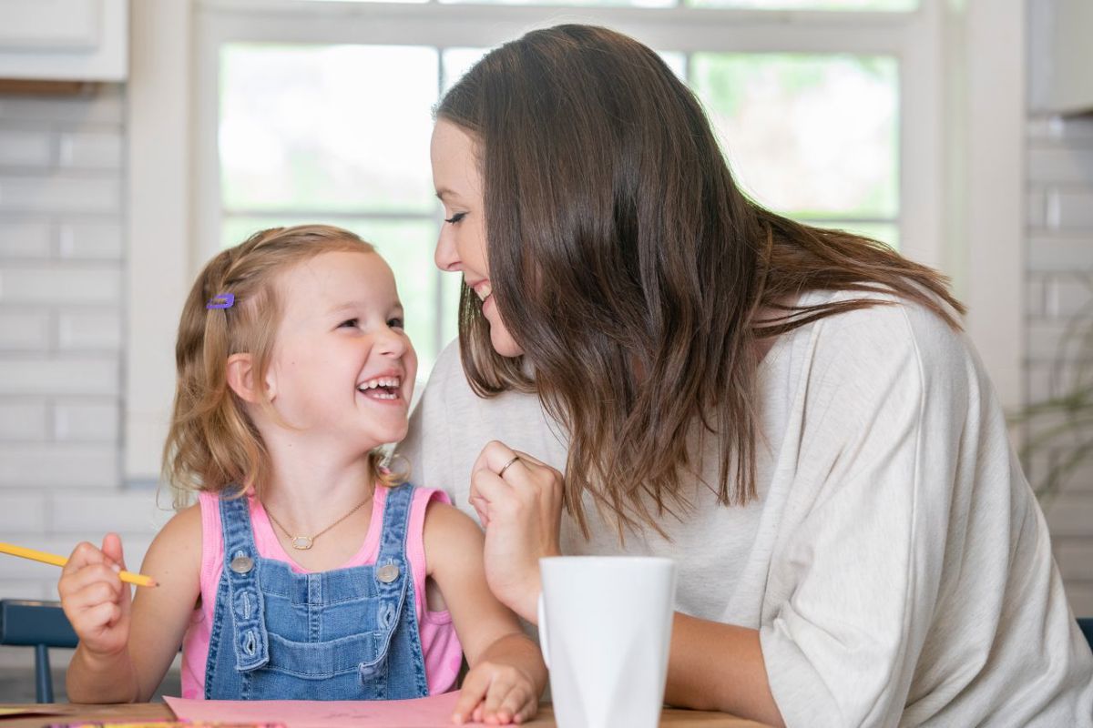 Gezinsbond mama en dochter tekenen