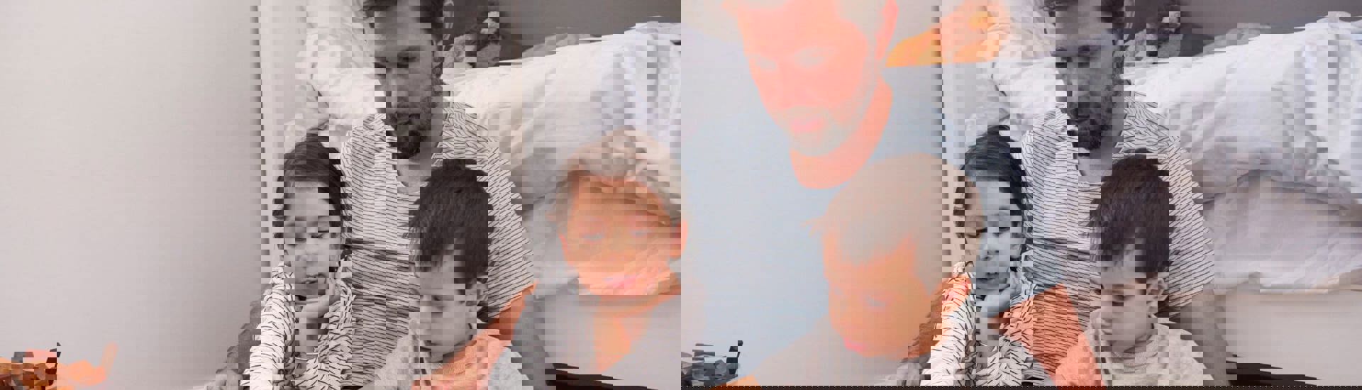 Vader leest voor aan kinderen