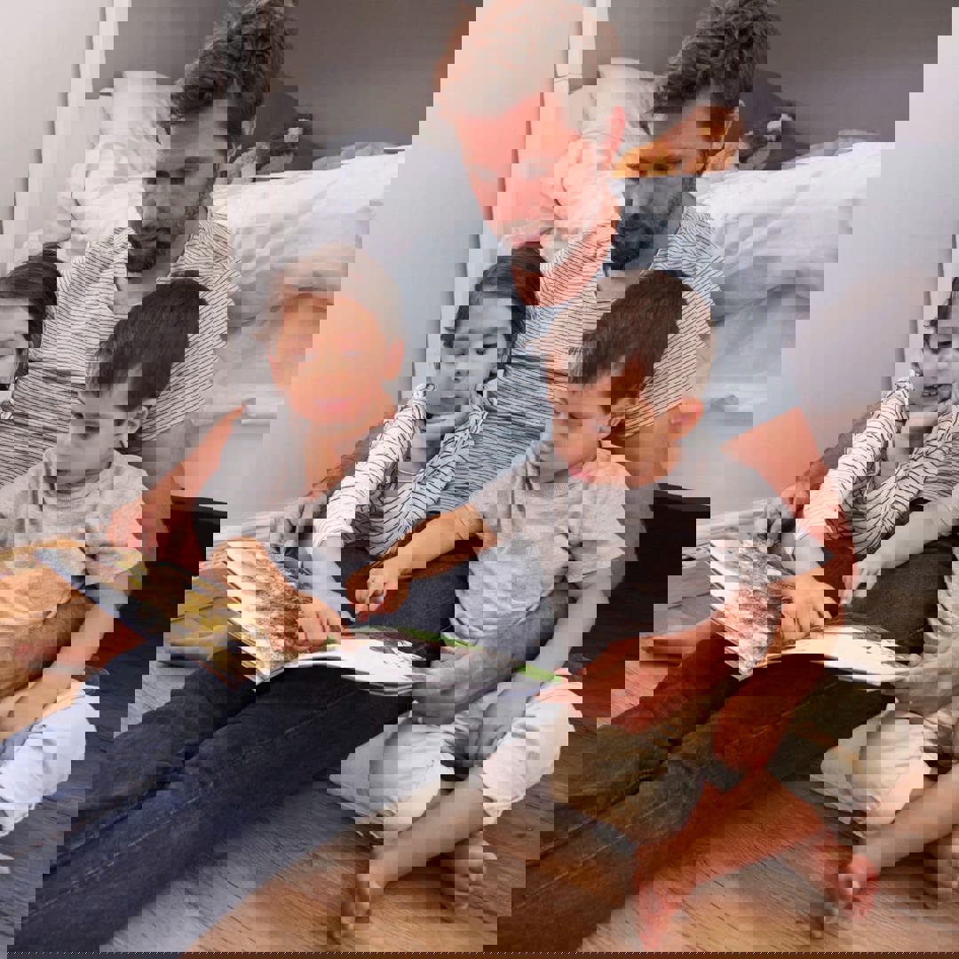 Vader leest voor aan kinderen