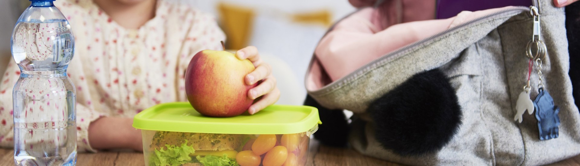 Terug naar school - gezonde brooddoos - kind met appel en water en boekentas