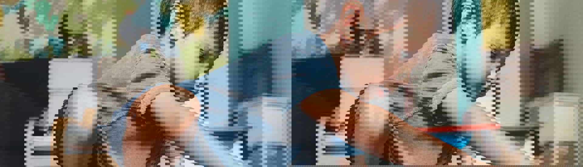 Kindje met autisme speelt met treintjes