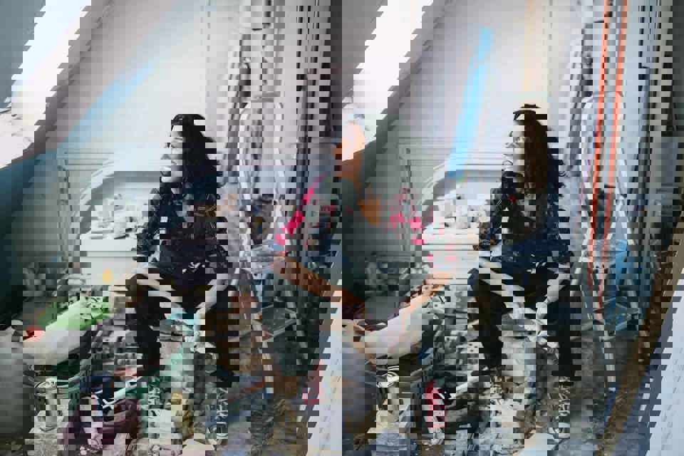 Meisje met renovatiemateriaal: energiezuinig renoveren