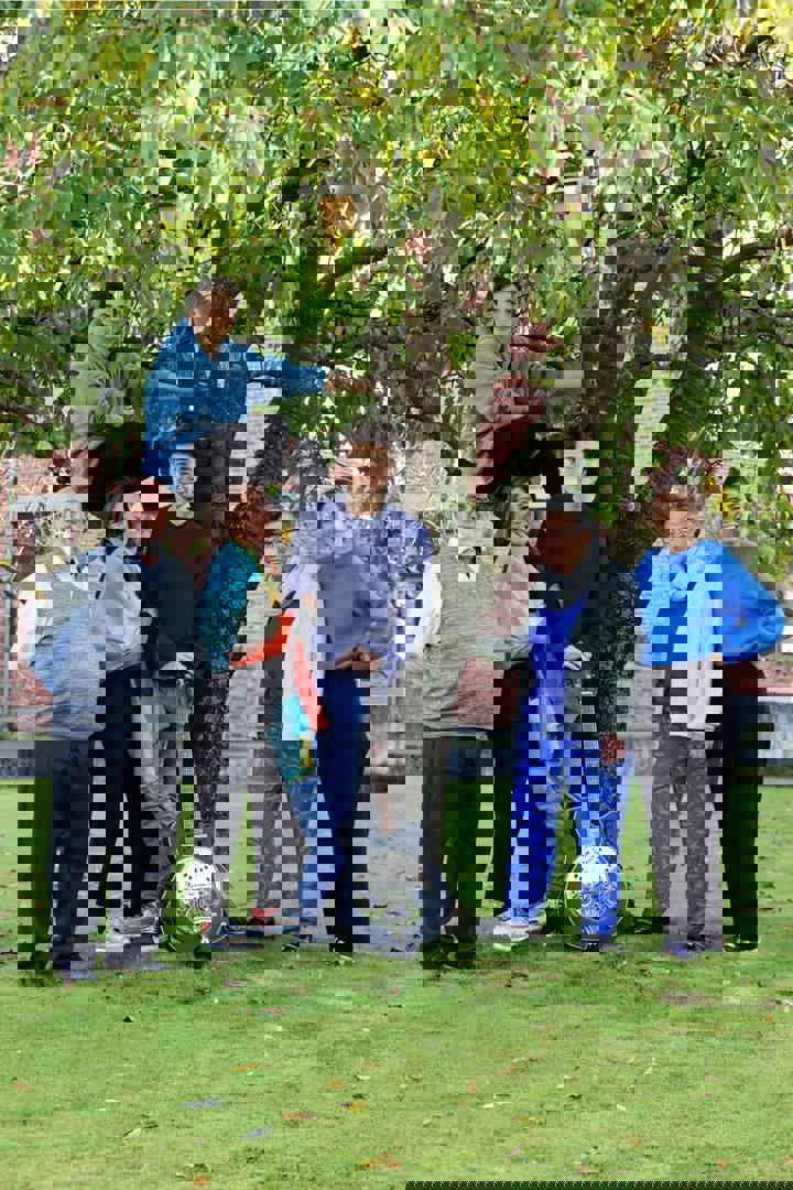 Groepsfoto muzikale familie Blommaert met gitaar