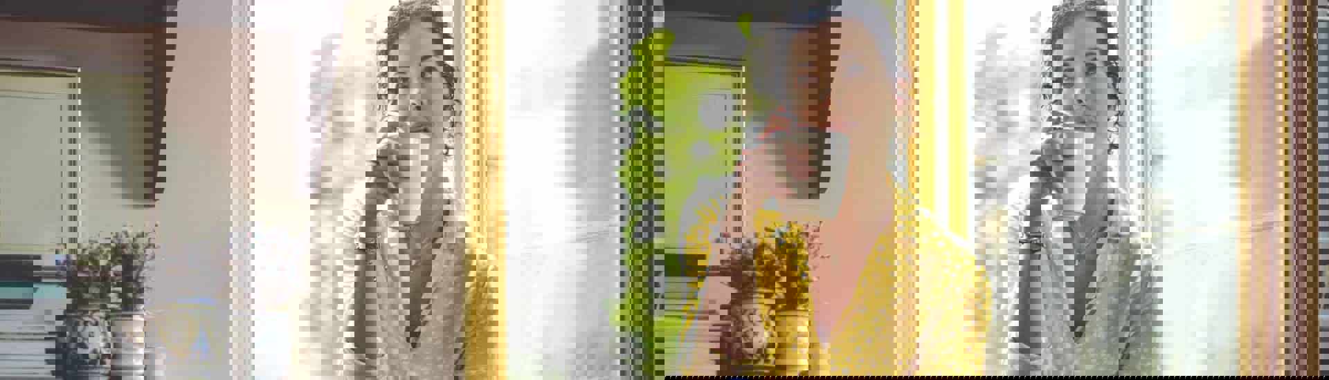 Sandwichgeneratie: jonge vrouw houdt me-time met thee