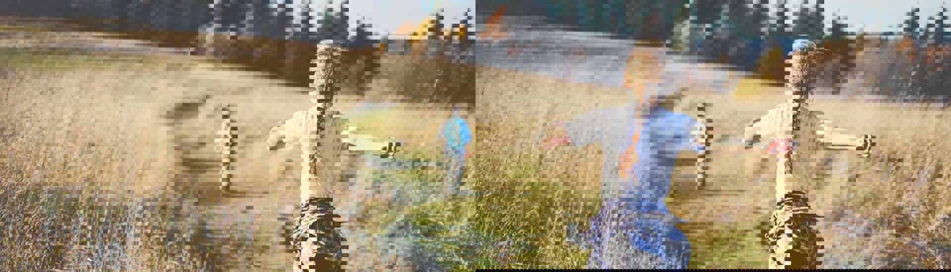 Kinderen spelen in de natuur: pas op voor tekenbeten