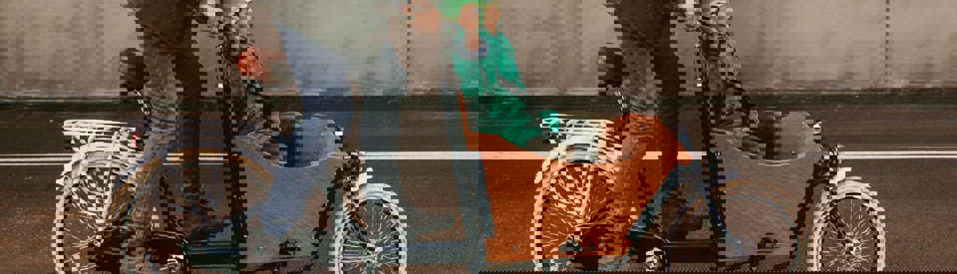 Vader en zoon in bakfiets: veilig met je kind op de fiets