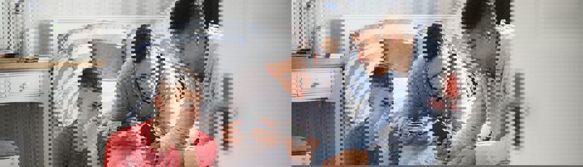 Tieners zitten op smartphone: hoe online beschermen?