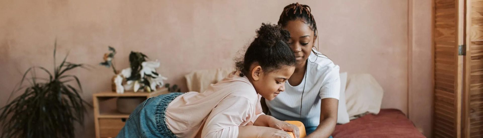 Mama en dochter maken koffer: eerste hulp op reis