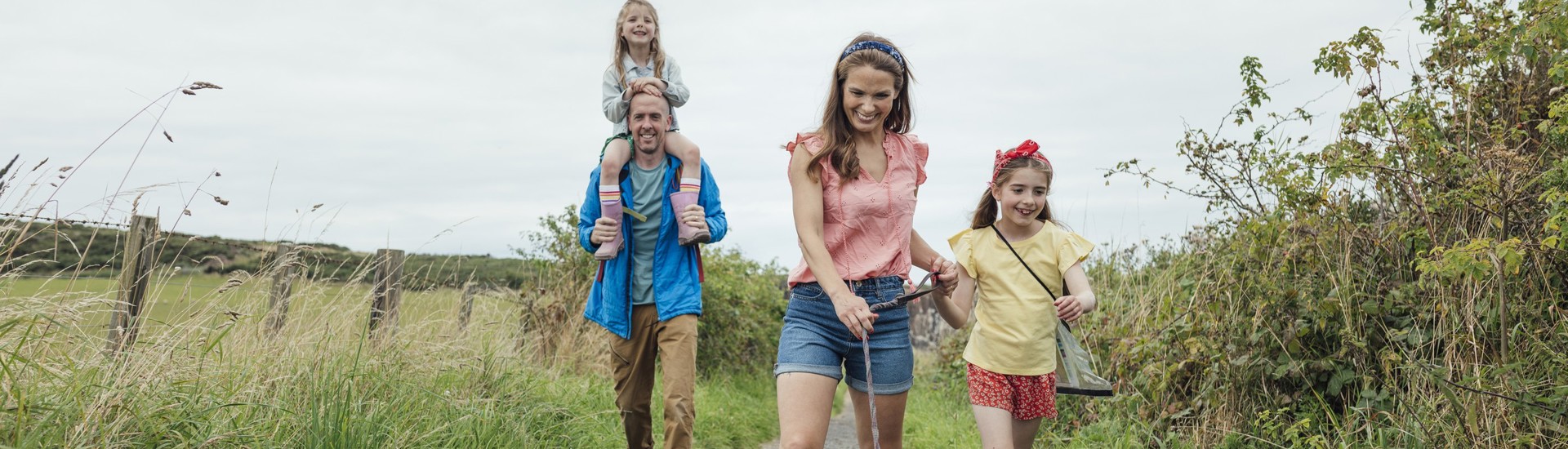 Gezin wandelt met hond in natuur - Rituelen tijdens schooljaar zorgen voor meer verbinding