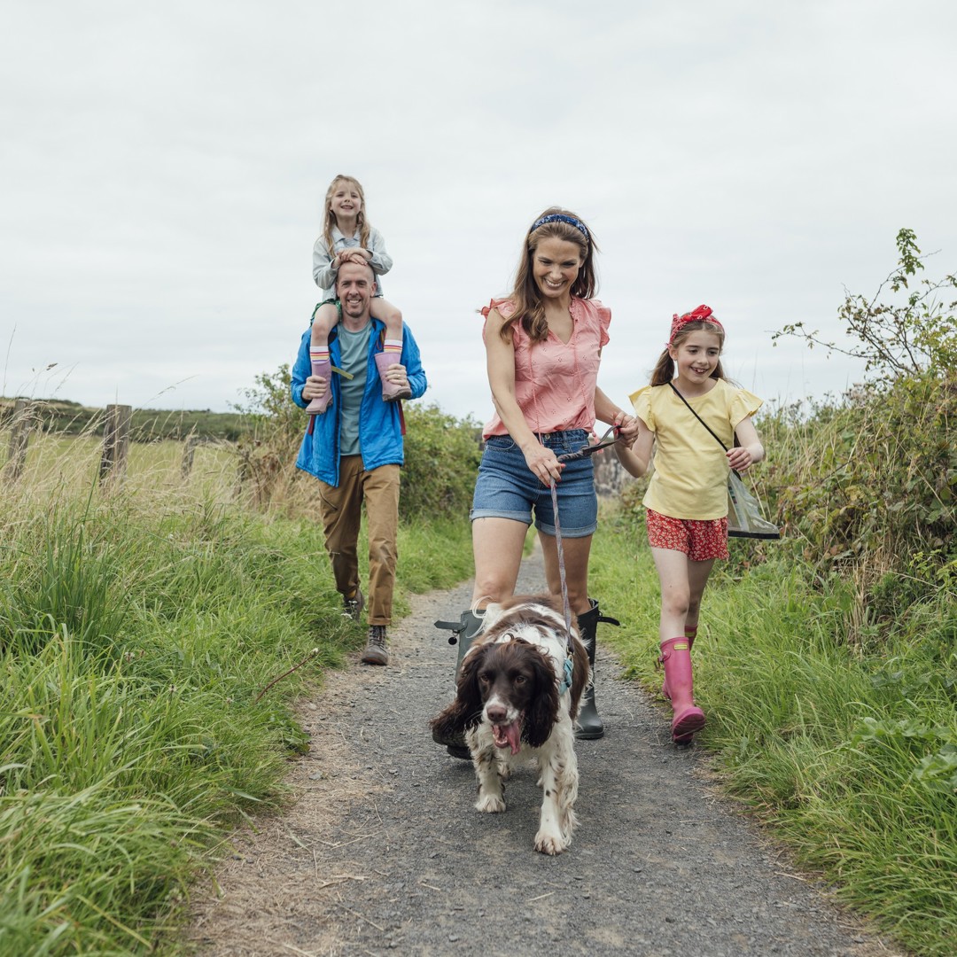 Gezin wandelt met hond in natuur - Rituelen tijdens schooljaar zorgen voor meer verbinding