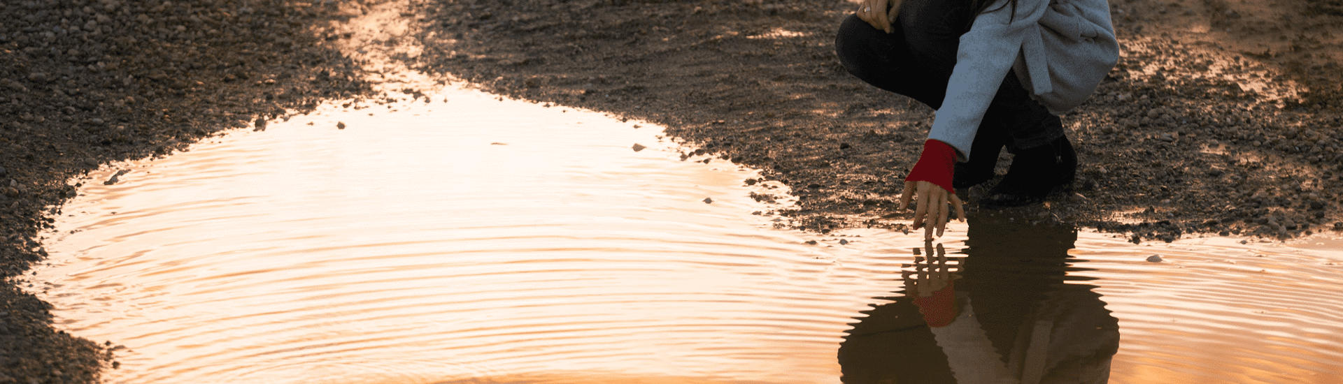 Puber zit bij het water en denkt aan zelfmoord