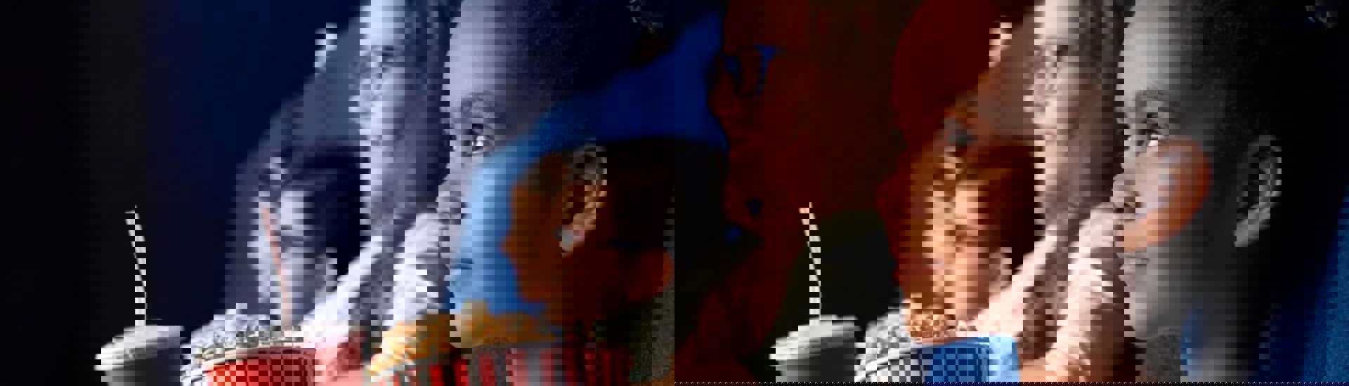 Kleuters met popcorn in de bioscoop