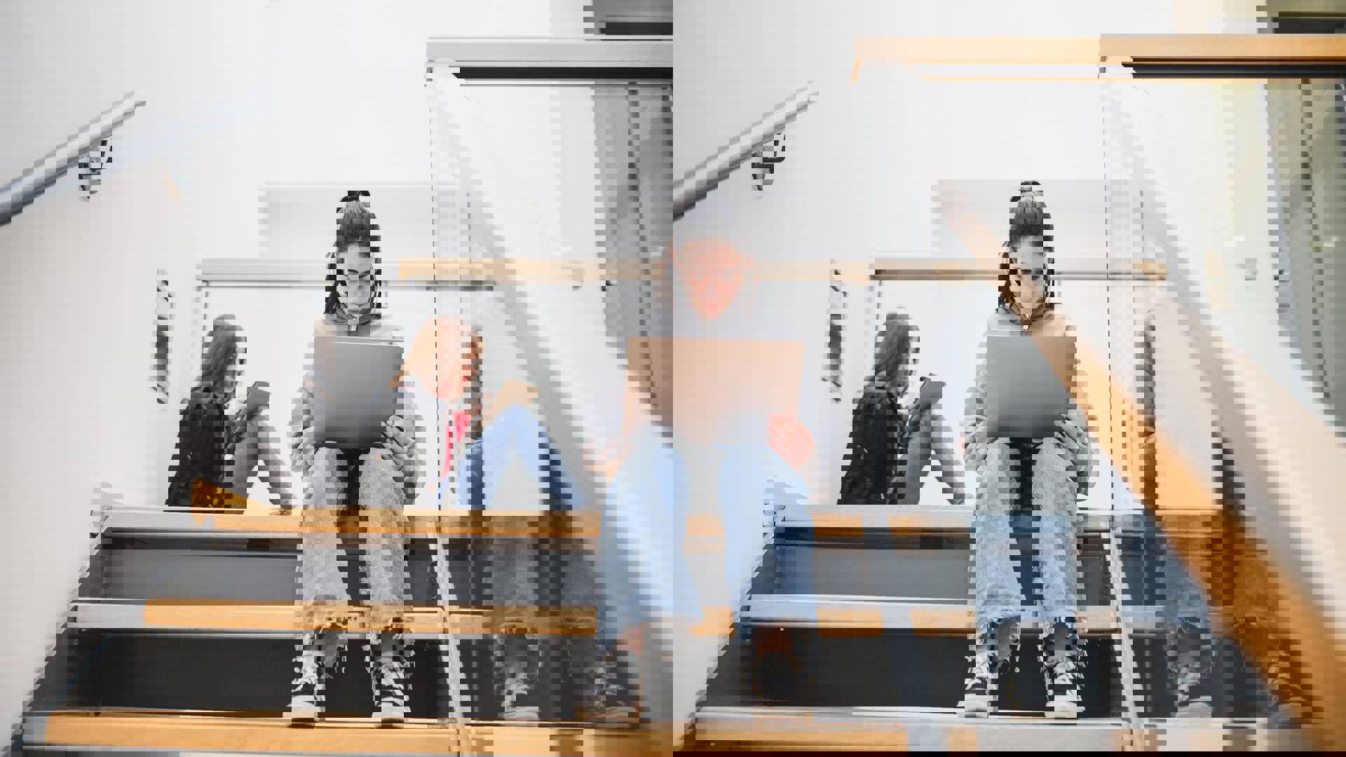 Tiener studeert op de trap met steun van Fonds Tinne Boes