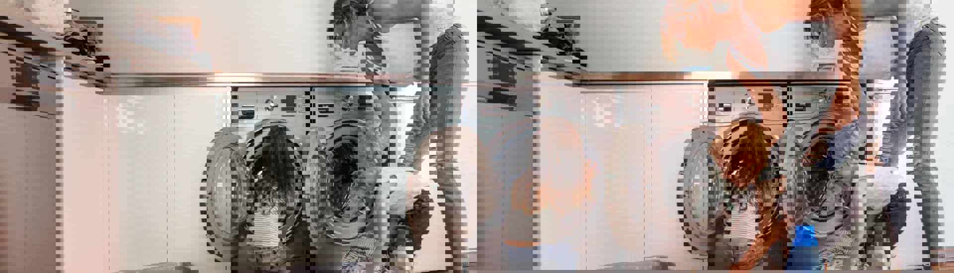 Mama en kinderen bij de wasmachine: wassen en drogen