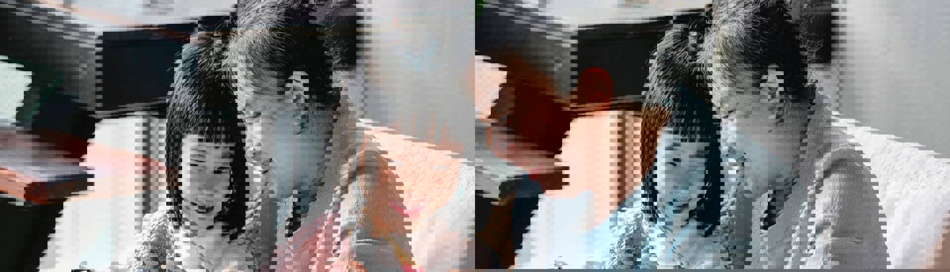 Kleinkind en grootouder breien samen