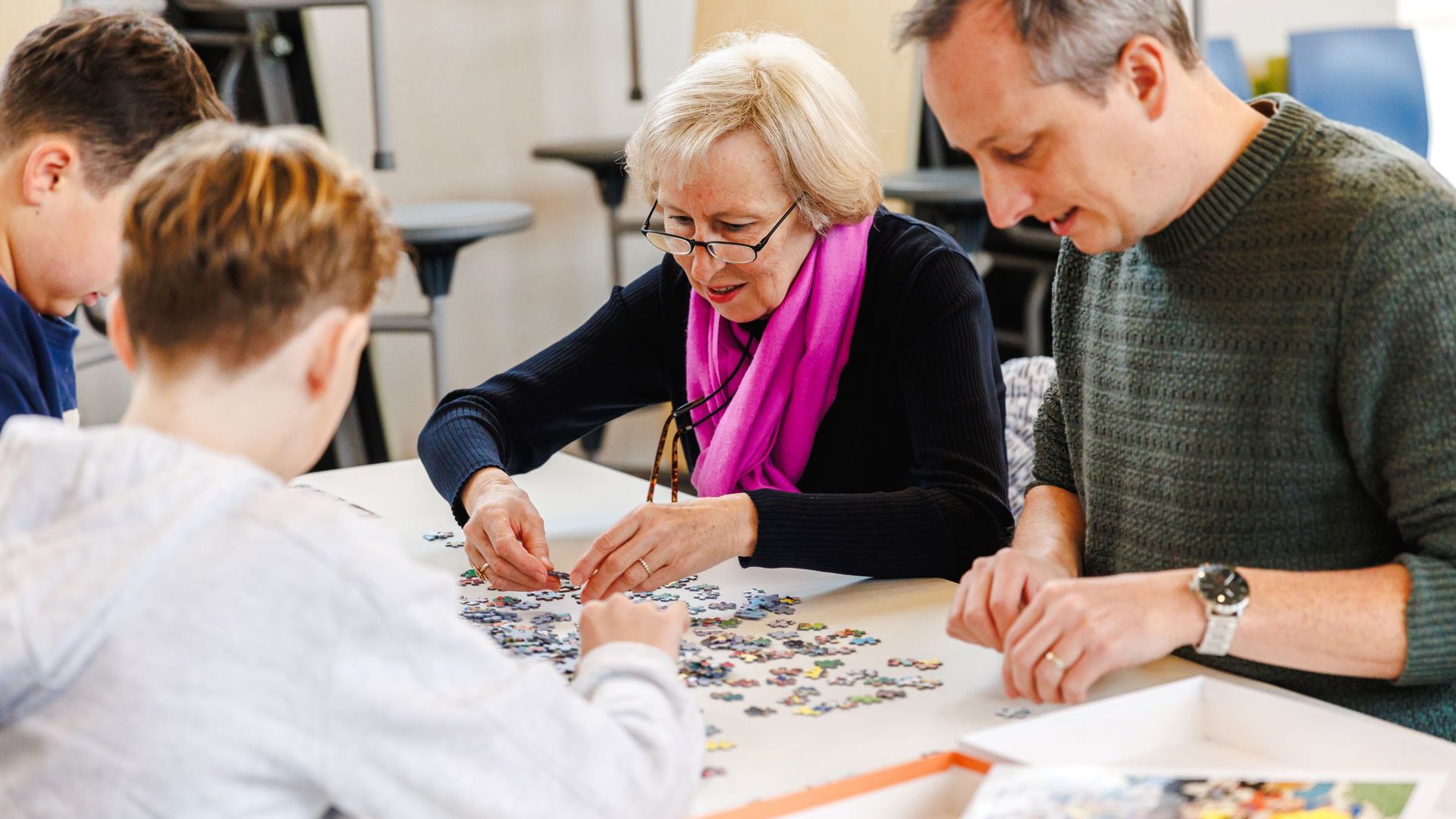 Puzzelkampioenschap Gezinsbond Verschillende Generaties Aan Het Puzzelen