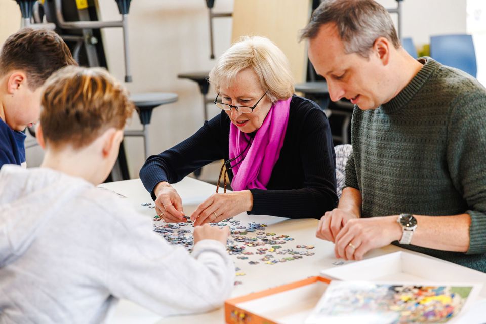Puzzelkampioenschap Gezinsbond Verschillende Generaties Aan Het Puzzelen