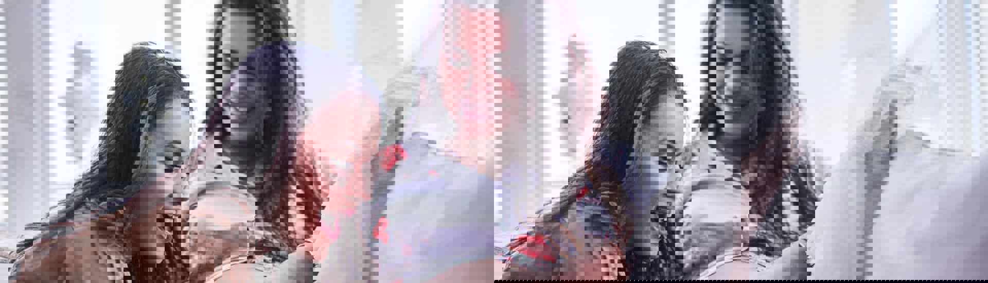 Zwangere vrouw en vriendin zijn enthousiast