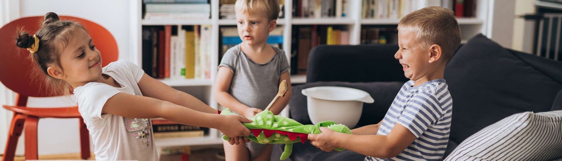 Spelen Bij Kinderen Spelende Kinderen Maken Ruzie