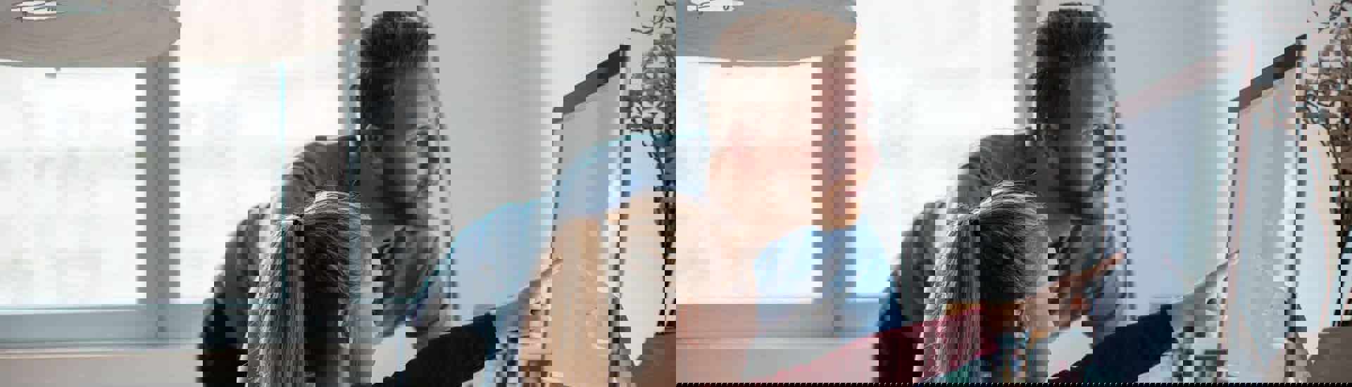 Dochter en vader aan computer: Tips voor ouders om fake nieuws te herkennen 