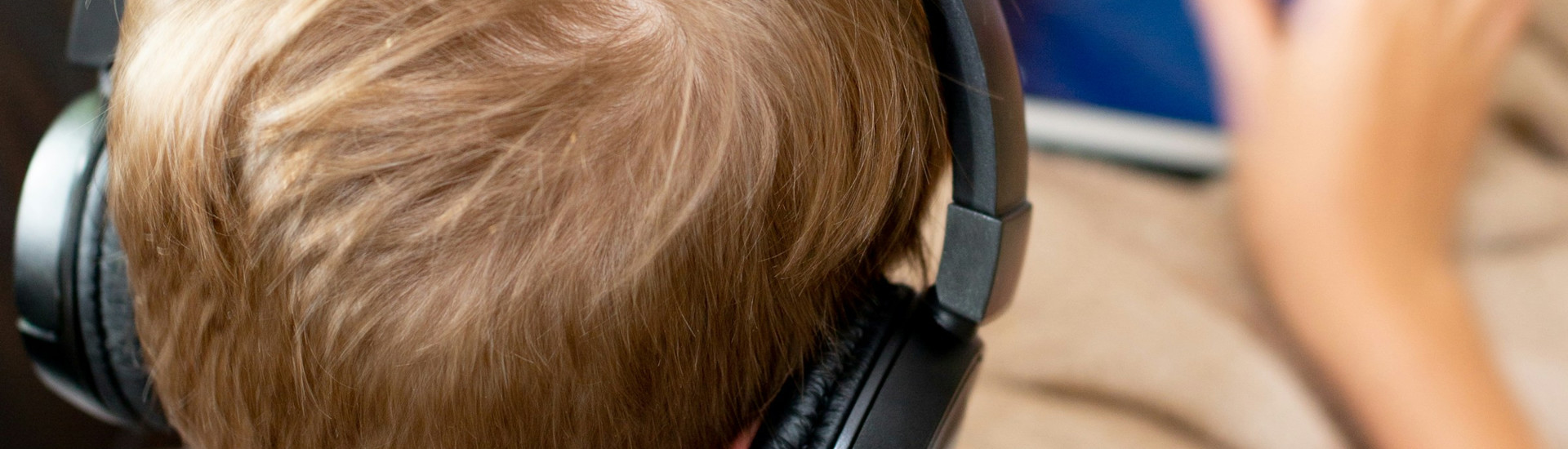 Gamen voor ouders Jongen gamet met koptelefoon