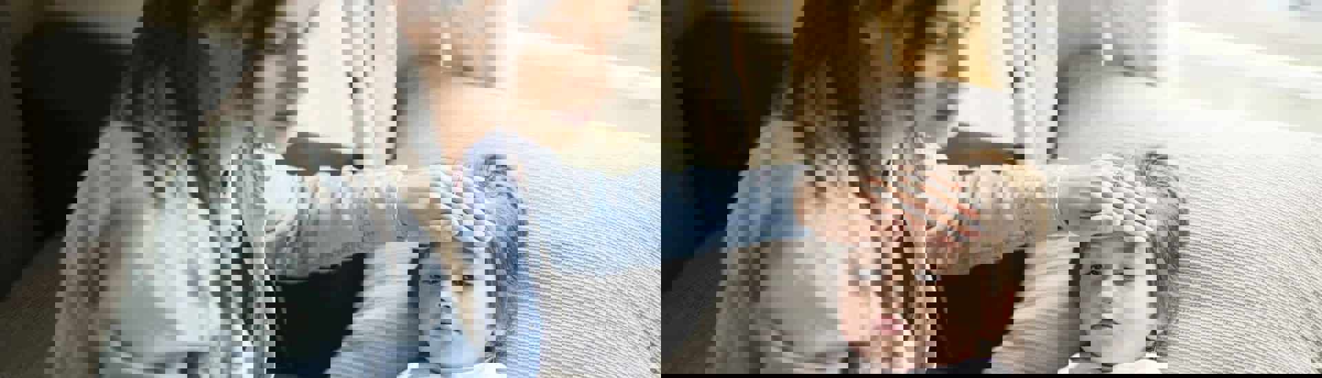 Mama meet temperatuur van ziek kind