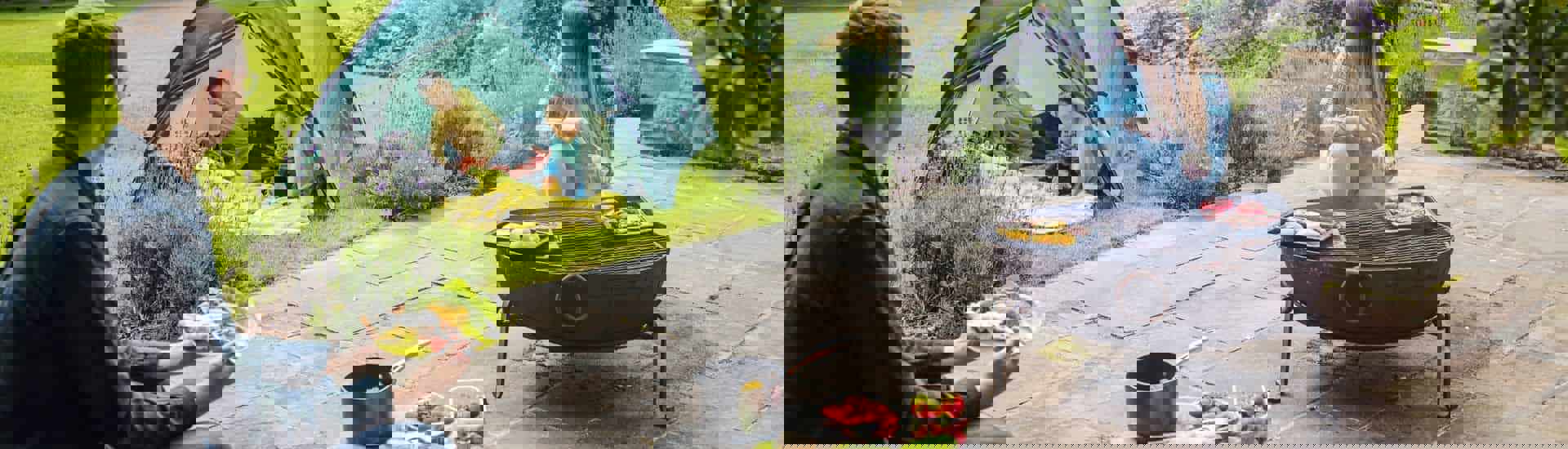 BBQ en tentje in de tuin met kinderen