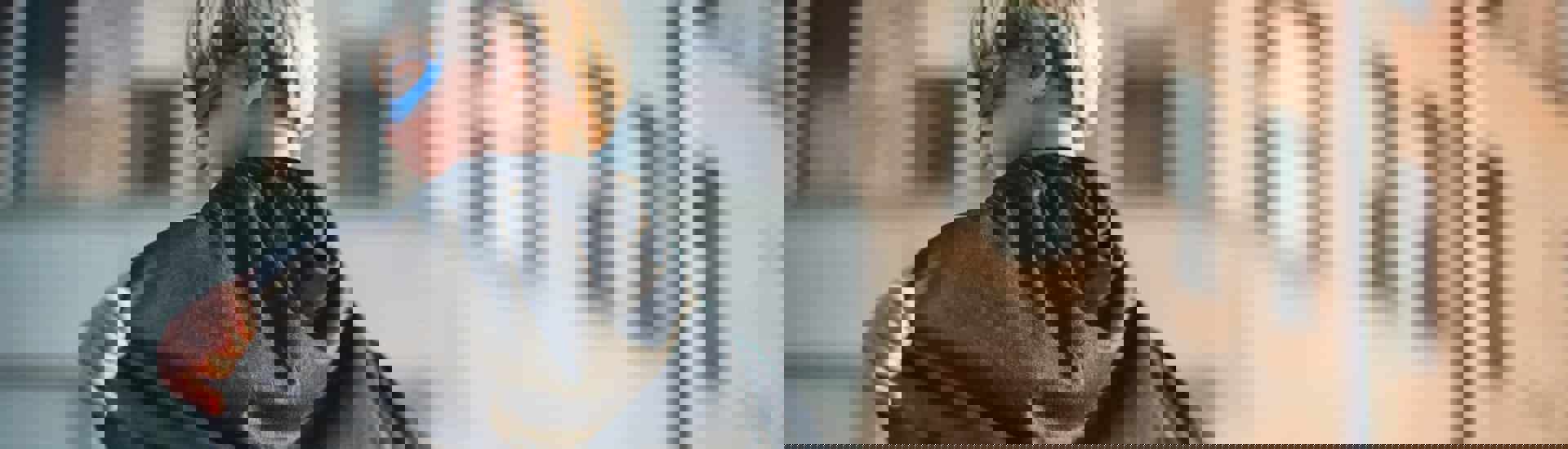 Jongen verkleed als superheld