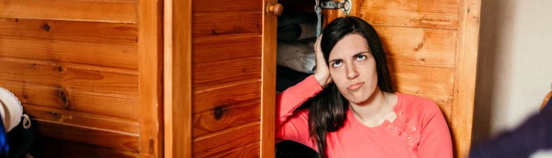Vrouw tussen de rommel: opruimen in 4 stappen