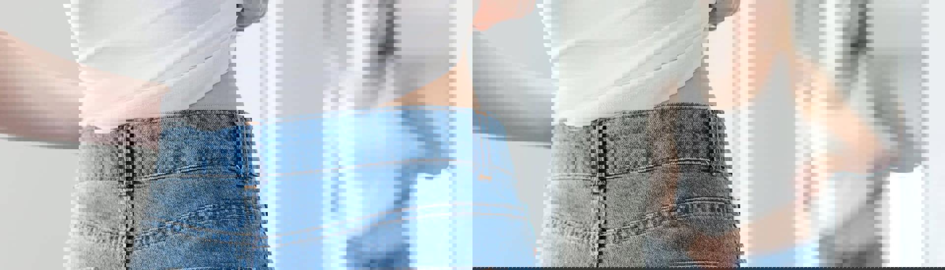 Kind met eetstoornis kijkt in de spiegel