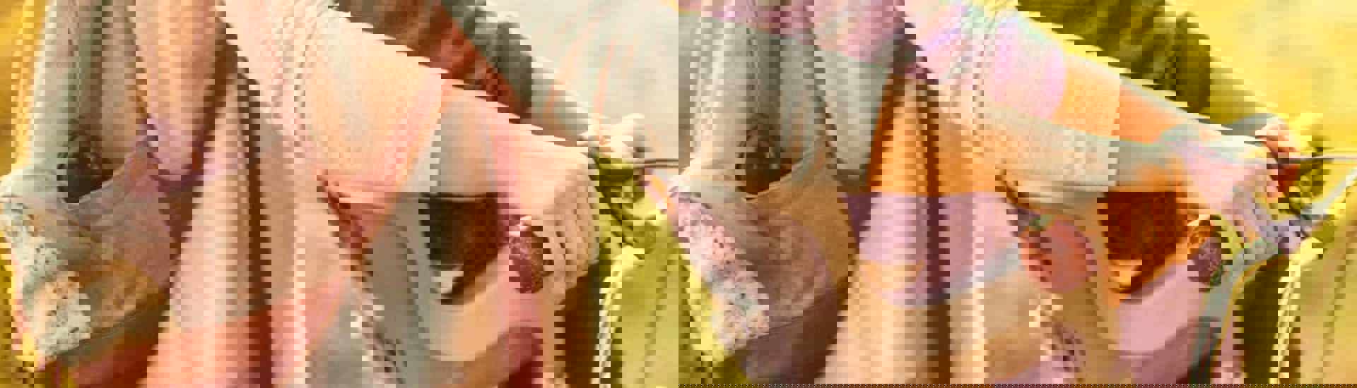 Moeder met zoontje in kinderstoel op fiets