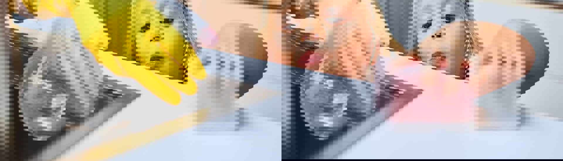 Kleuter poetst samen met mama: schadelijke poetsmiddelen vermijden