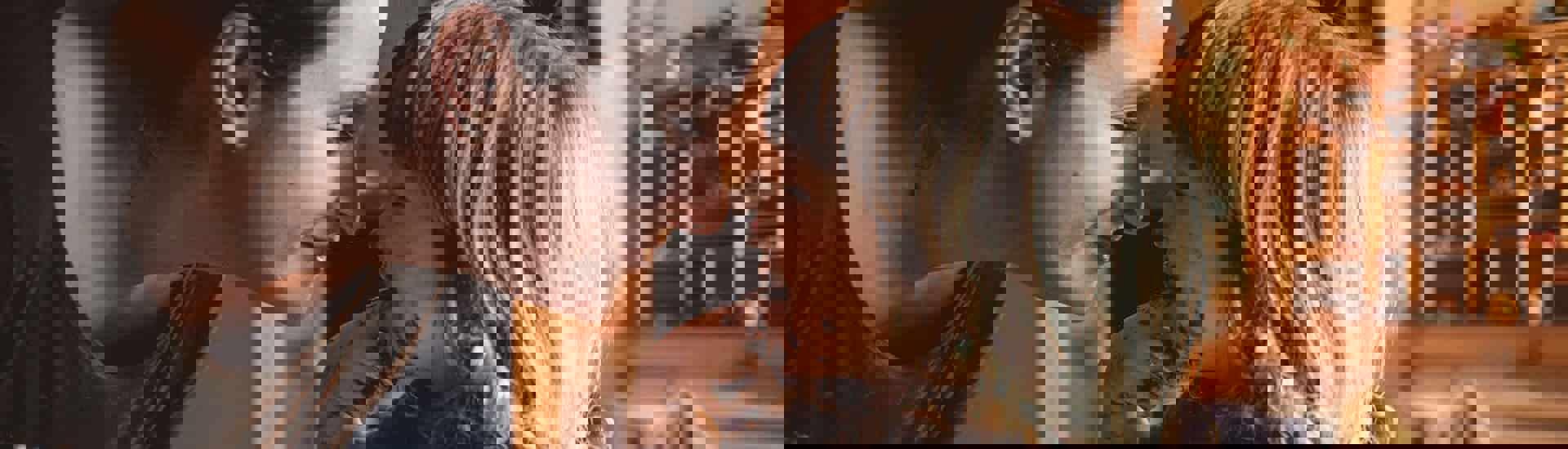 Mama en peuter in de keuken: ikke doen!