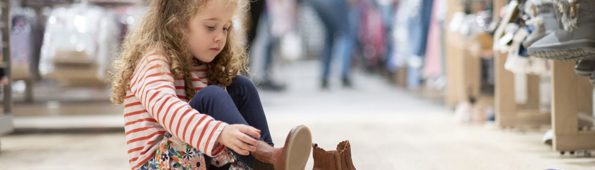 Gezinsbond meisje past schoenen met korting