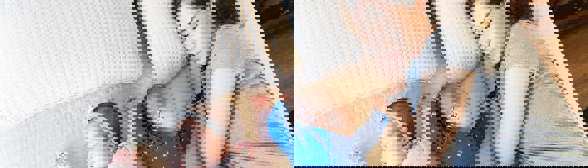 Mama met tweeling in bed: een half jaar handen te kort