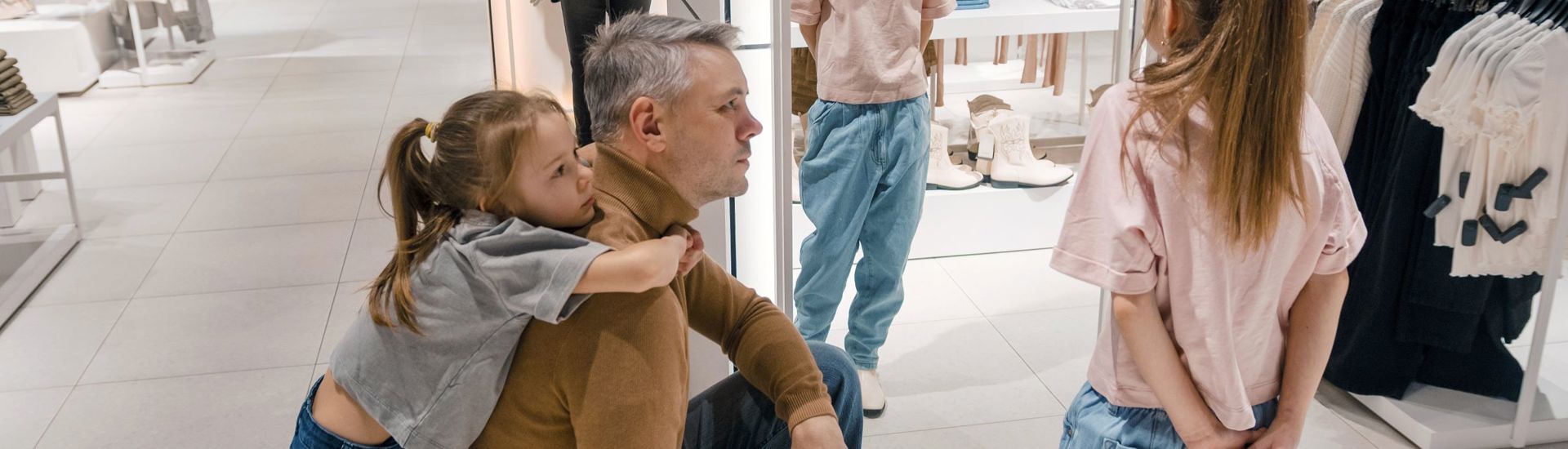 Slim Shoppen Gezin Omgaan Winkelverleidingen Papa Dochters Kledingwinkel