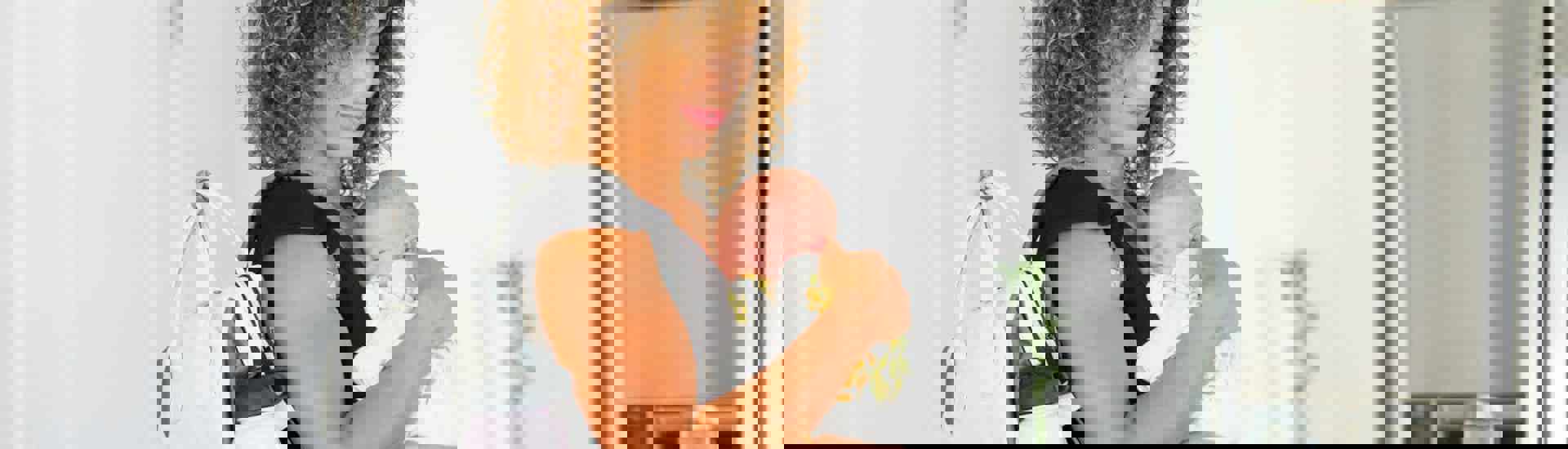 Mama met baby en verzorgingstas