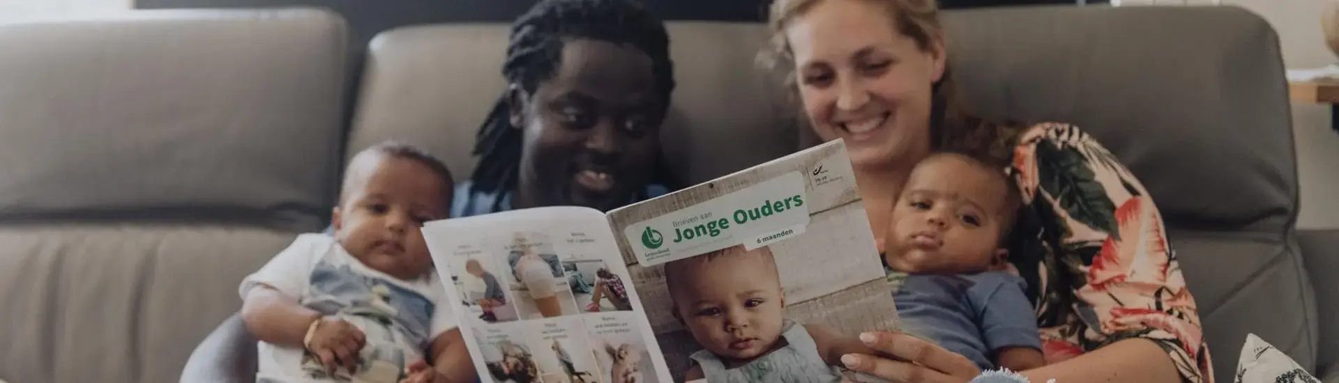 Gezin in zetel bladert door Brieven aan Jonge Ouders - aanvragen Brussel