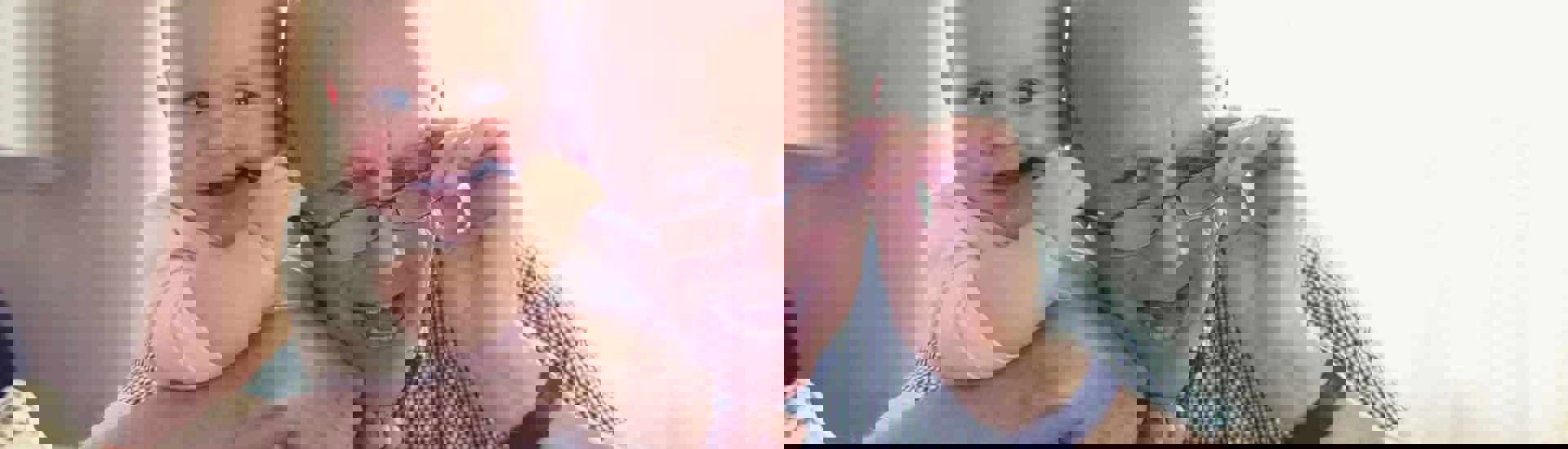 Grootvader met kleindkind dat sabbelt op de bril van opa