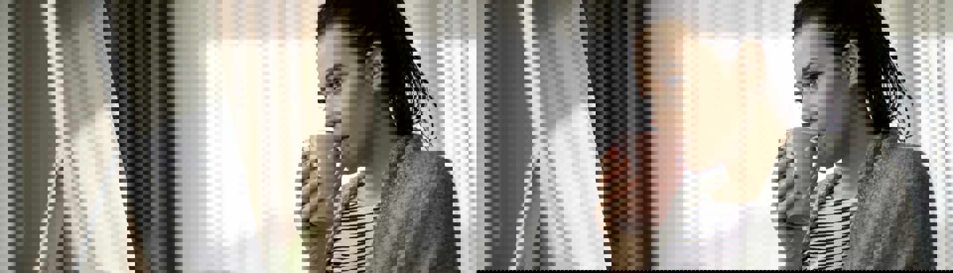 Zwangere vrouw drinkt thee en maakt geboortekaartje