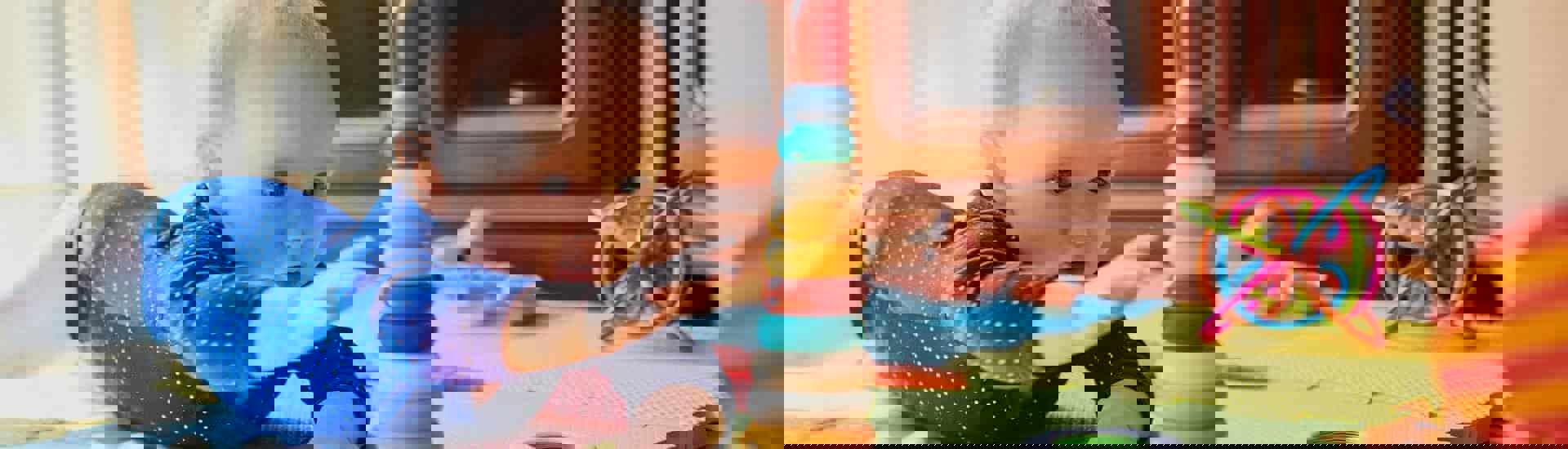 Baby speelt in inkomensgerelateerde opvang